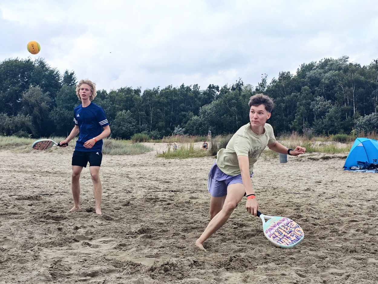 Beachtennis-Turnier trotzt Regen und bringt Teams ins Schwitzen